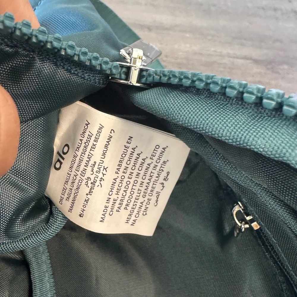 ❤️❤️❤️BWNT ALO Yoga Winter Ivy Crossbody Bag ❤️❤️❤️ - Picture 6 of 8